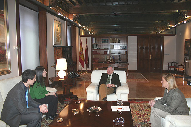 Valcárcel recibe a los dos murcianos integrantes del centenar de jóvenes ‘talentos europeos’ elegidos por el Comité de las Regiones de la UE - 2, Foto 2