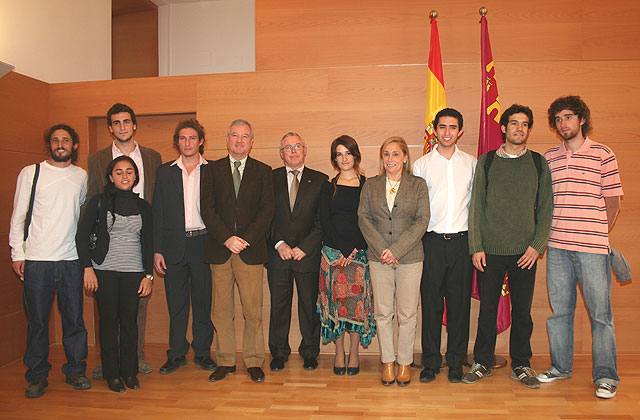 12 argentinos descendientes de murcianos son becados por la Comunidad para estudiar en la UMU - 1, Foto 1