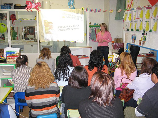 Imparten una charla de hábitos saludables a los padres de los niños de la escuela infantil “Clara Campoamor”, Foto 1