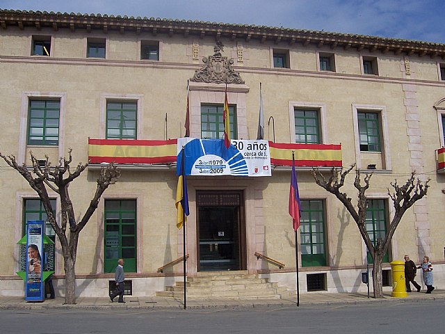 El ayuntamiento de Totana conmemora el 30 aniversario de las primeras elecciones municipales democráticas bajo el lema “30 años contigo cerca de ti, consolidando la democracia”, Foto 1