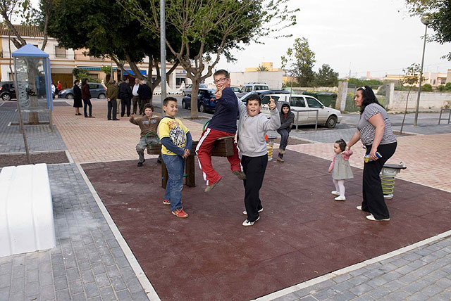 Los vecinos de Los Tarantos en Santa Ana estrenan su renovada plaza - 1, Foto 1