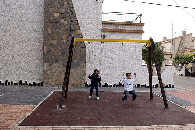 Los vecinos de Los Tarantos en Santa Ana estrenan su renovada plaza - 2, Foto 2