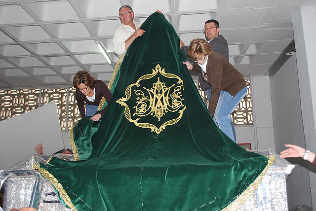 La Virgen de la Esperanza lucirá un traje y manto nuevos - 2, Foto 2