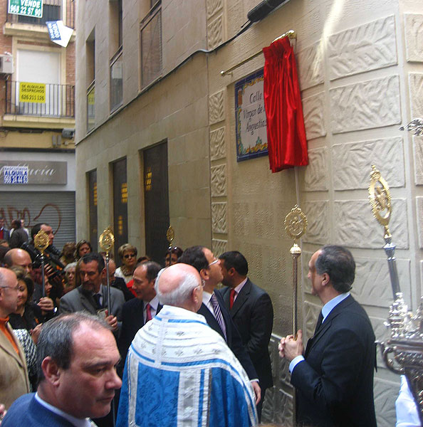 El Alcalde inaugura la nueva calle dedicada a la Virgen de las Angustias, titular de la Cofradía de los Servitas - 2, Foto 2