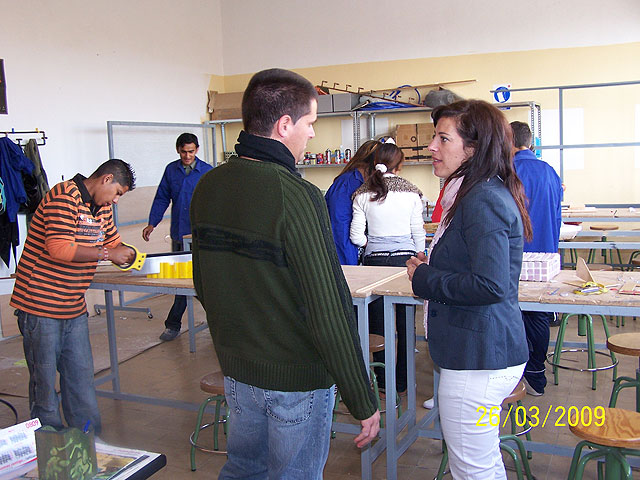 La concejal de Educación visita las instalaciones del “Aula Ocupacional” para conocer los trabajos realizados por los 15 alumnos - 3, Foto 3