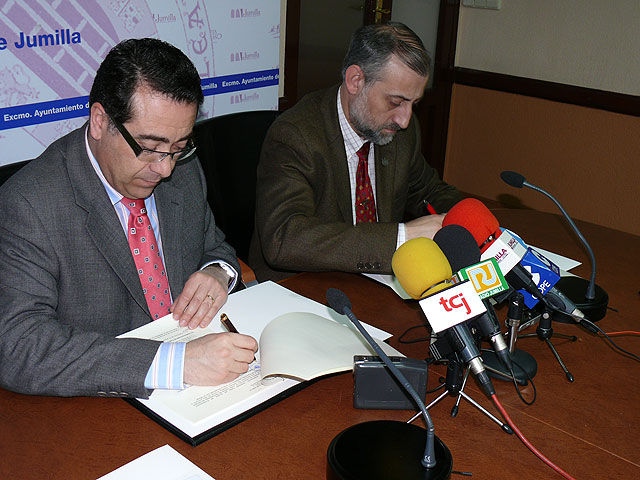 Firmado el convenio de colaboración entre Ayuntamiento y Junta Central de Hermandades por 109.000 euros - 1, Foto 1