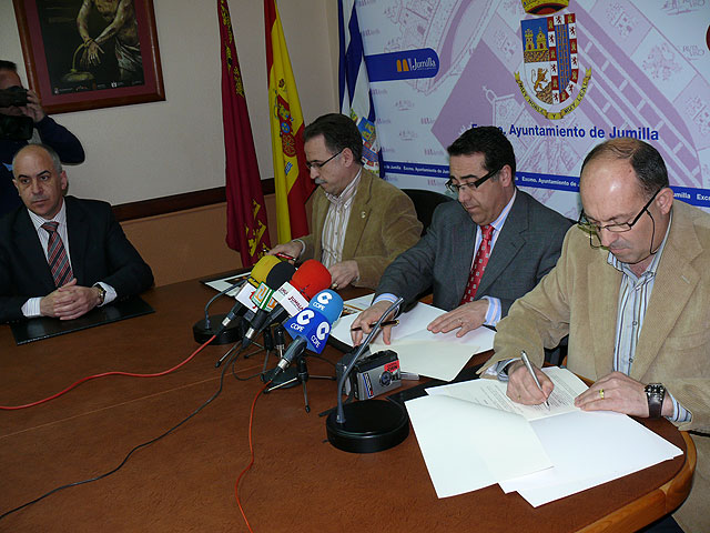 La bandas de música de Jumilla y el Ayuntamiento firman los convenios para este año 2009 - 1, Foto 1