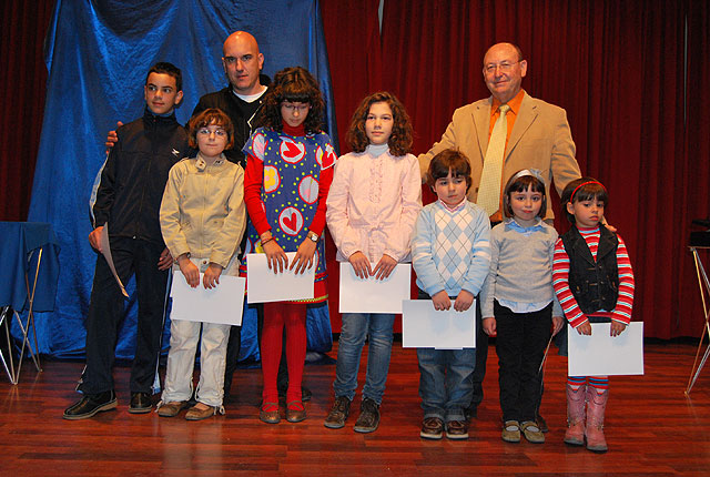Durante la entrega de premios del IV Certamen de Pintura al aire libre para escolares se realiz un espectculo de magia, Foto 1