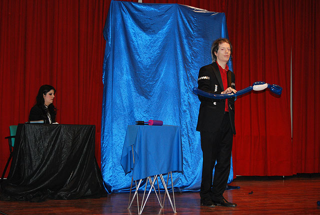 Durante la entrega de premios del IV Certamen de Pintura al aire libre para escolares se realiz un espectculo de magia, Foto 2