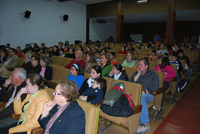 Durante la entrega de premios del IV Certamen de Pintura al aire libre para escolares se realiz un espectculo de magia, Foto 3