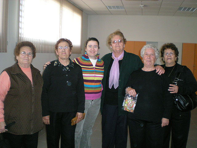 Los Centros Municipales de Personas Mayores de la localidad reparten más de 1.200 bolsas de caramelos entre sus socios, Foto 1