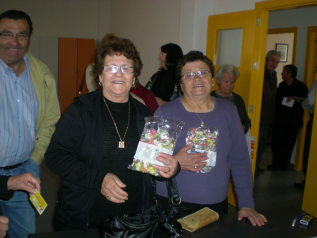 Los Centros Municipales de Personas Mayores de la localidad reparten más de 1.200 bolsas de caramelos entre sus socios, Foto 2