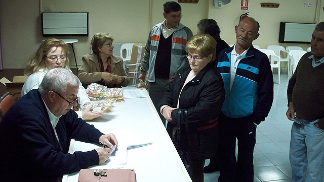 Los Centros Municipales de Personas Mayores de la localidad reparten más de 1.200 bolsas de caramelos entre sus socios, Foto 3