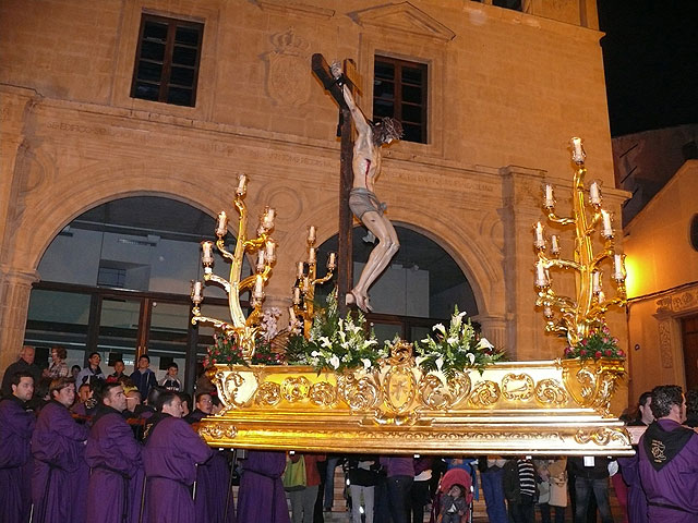 El Santísimo Cristo del Perdón, portado por miembros de la cofradía Cristo de la Sangre, presidió el Viacrucís - 1, Foto 1