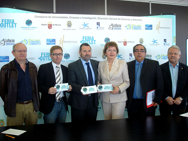 La I Feria Outlet de Santiago de la Ribera acoge a 50 establecimientos de la zona - 1, Foto 1