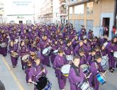 Centenares de personas participaron en la tamborada de la burrica