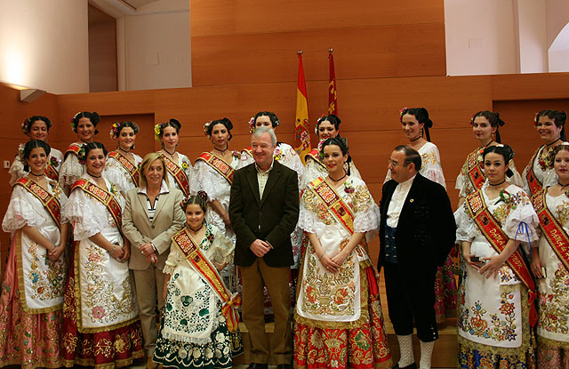 El presidente de la Comunidad y la consejera de Presidencia reciben en San Esteban a las Reinas de la Huerta y a sus damas de honor - 1, Foto 1