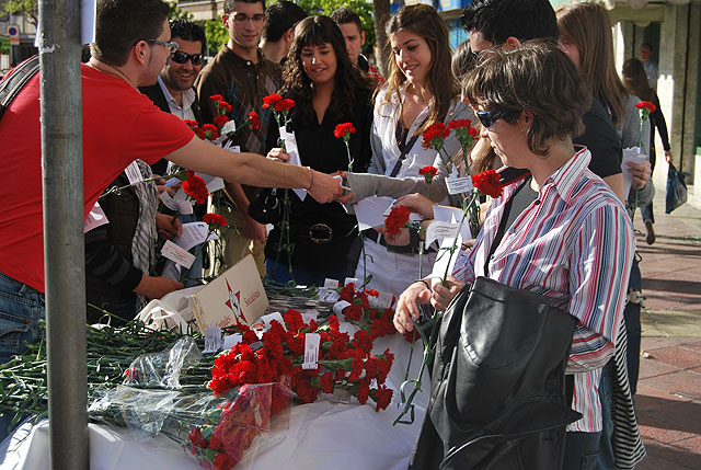 Juventudes Socialistas de Murcia-Centro reparte “claveles reivindicativos” para celebrar el Día del Bando pidiendo respeto a nuestra huerta - 2, Foto 2