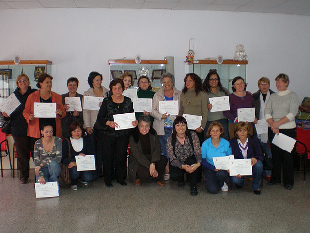 Veinte mujeres del municipio han asistido al curso de cuidadores en el entorno familiar organizado por los Servicios Sociales municipales - 1, Foto 1