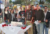 Juventudes Socialistas de Murcia-Centro reparte “claveles reivindicativos” para celebrar el Día del Bando pidiendo respeto a nuestra huerta