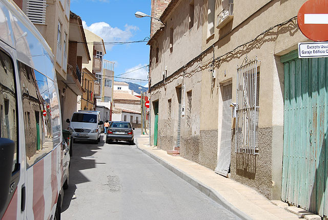 La calle Alcántara de la localidad se convierte en una vía de sentido único, por necesidades del tráfico rodado, Foto 1
