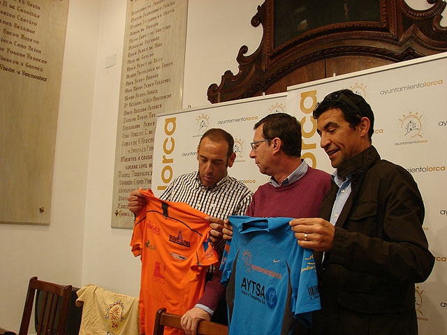 Francisco Montiel recibe a los dos atletas lorquinos que lograron finalizar la XXIV edición del Maratón des Sables - 1, Foto 1