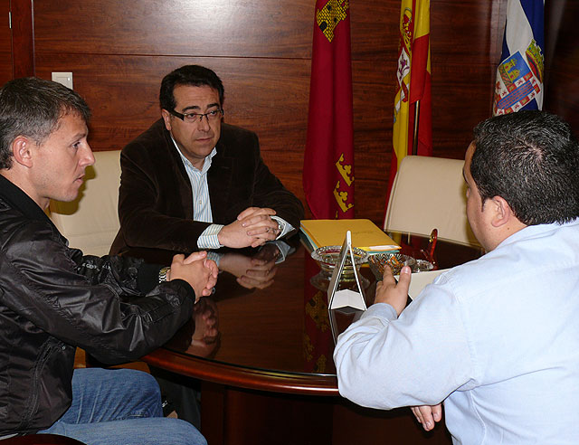 El Ayuntamiento muestra su apoyo y se compromete con los nuevos proyectos del Jumilla C.F. - 1, Foto 1