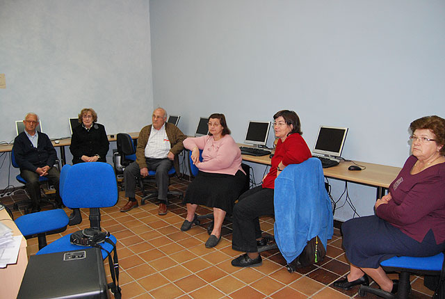 Se clausura el curso de iniciacin al manejo del ordenador e Internet para mayores y tras el xito del mismo comienza otro que se desarrollar en dos convocatorias, Foto 3