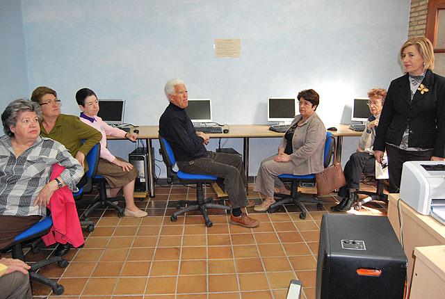 Se clausura el curso de iniciacin al manejo del ordenador e Internet para mayores y tras el xito del mismo comienza otro que se desarrollar en dos convocatorias, Foto 4