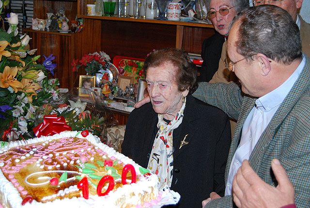 El alcalde y la edil de Mayores felicitan a una vecina por su 100 cumpleaños, Foto 1