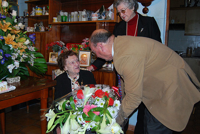 El alcalde y la edil de Mayores felicitan a una vecina por su 100 cumpleaños, Foto 2