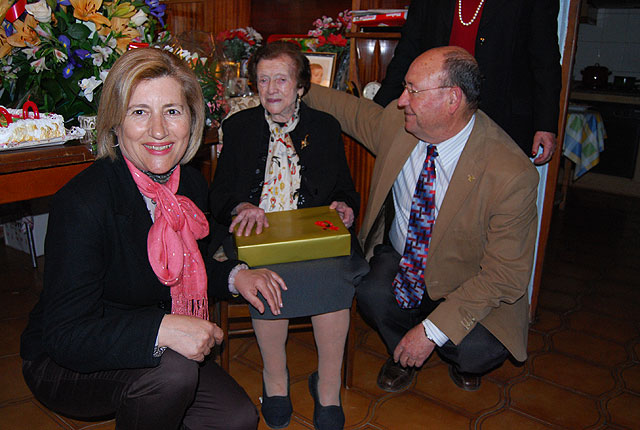 El alcalde y la edil de Mayores felicitan a una vecina por su 100 cumpleaños, Foto 3