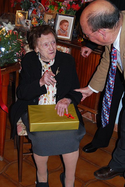 El alcalde y la edil de Mayores felicitan a una vecina por su 100 cumpleaños, Foto 4