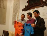 Francisco Montiel recibe a los dos atletas lorquinos que lograron finalizar la XXIV edición del Maratón des Sables