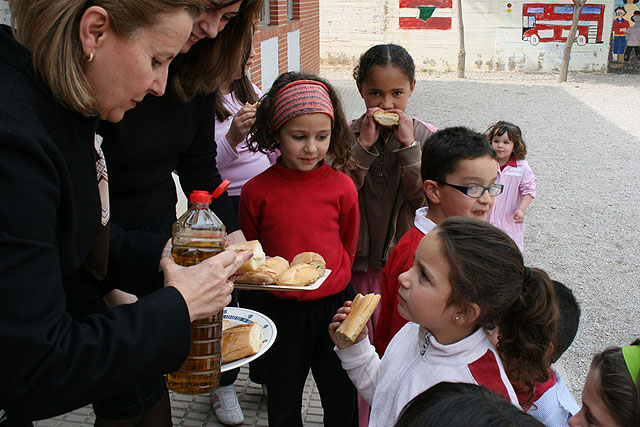 Educación y Cultura reúne en el Desayuno Sostenible a cerca de 1.000 alumnos de los centros educativos de Santomera, el Siscar y La Matanza - 1, Foto 1