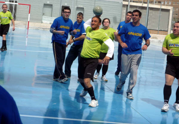 El campeonato regional de Balonmano se saldó con una victoria y una derrota para el Centro Ocupacional “José Moyá”, Foto 2
