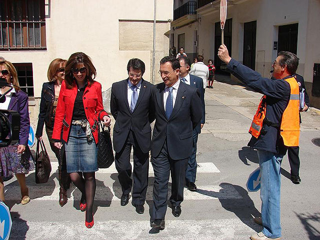 Los primeros 20 voluntarios mayores inician la regulación de cinco pasos de peatones a la salida de colegios de Lorca - 1, Foto 1