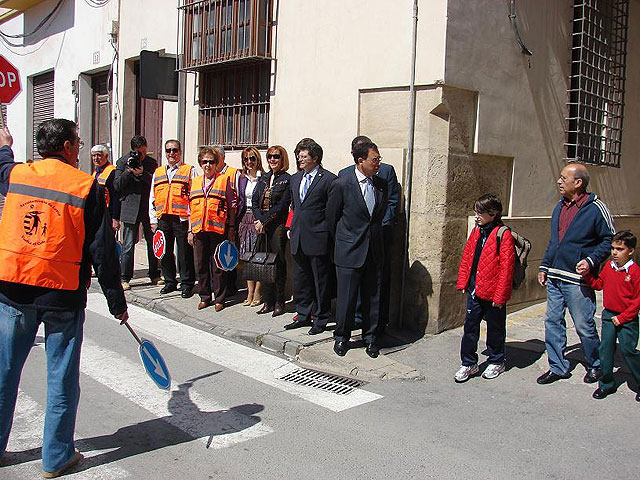 Los primeros 20 voluntarios mayores inician la regulación de cinco pasos de peatones a la salida de colegios de Lorca - 2, Foto 2