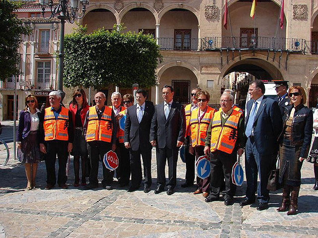 Los primeros 20 voluntarios mayores inician la regulación de cinco pasos de peatones a la salida de colegios de Lorca - 3, Foto 3