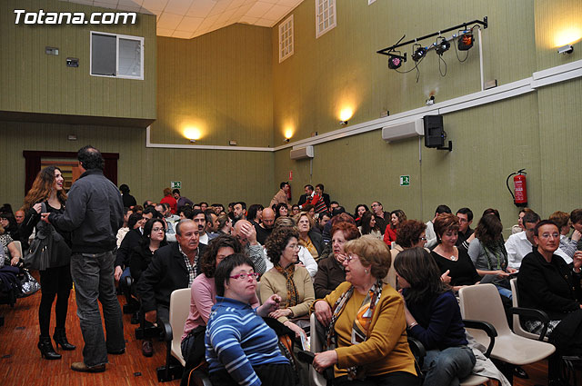 Calurosa acogida del pblico en la puesta en escena de la obra de teatro “Hablemos a calzn quitado” - 3