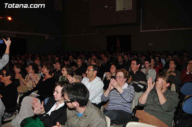 Calurosa acogida del pblico en la puesta en escena de la obra de teatro “Hablemos a calzn quitado” - 35