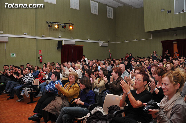 Calurosa acogida del pblico en la puesta en escena de la obra de teatro “Hablemos a calzn quitado” - 39