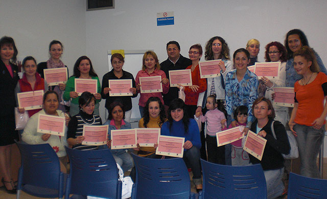Carrión clausura el “Taller de estética” dirigido a personas de etnia gitana, Foto 1