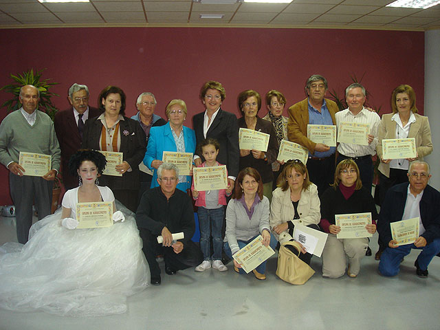 La alcaldesa inaugura las actividades del Día del Libro con un acto de reconocimiento a los donantes de libros a la biblioteca municipal - 1, Foto 1