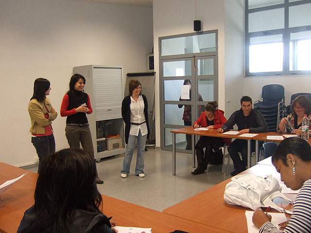 La concejalía de Fomento y Empleo clausura el curso de Atención y Cuidado a Personas Dependientes de 250 horas, Foto 2