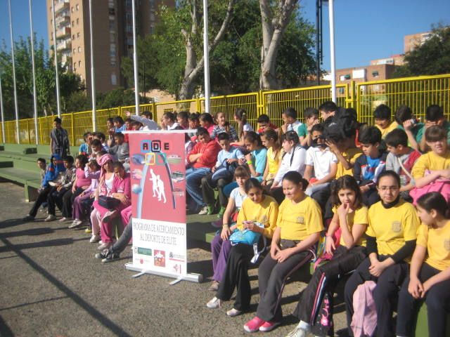 La pista municipal de Atletismo se llena de escolares del programa ADE - 1, Foto 1