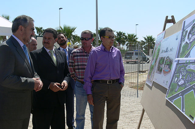 El delegado del Gobierno y el alcalde de San Pedro del Pinatar ponen la primera piedra de las obras del Parque Infantil de Tráfico y del Jardín Botánico - 2, Foto 2