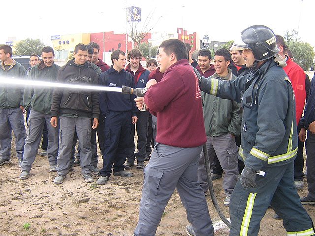 The students of the Escuela Taller "Casa de las Monjas I" participate in a technical seminar training in firefighting, Foto 1