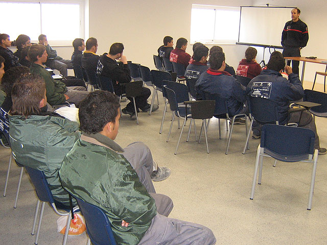 The students of the Escuela Taller "Casa de las Monjas I" participate in a technical seminar training in firefighting, Foto 3