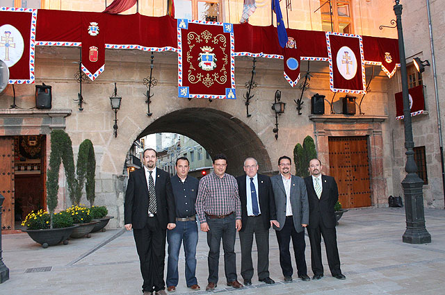 El Ayuntamiento reparte 105.000 euros entre los colectivos festeros - 1, Foto 1